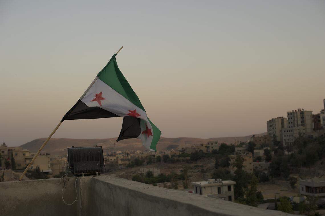 Desde Altal, Siria, la bandera revolucionaria de tres estrellas ondea en lo alto de una posición gubernamental momentos después de su captura por las fuerzas rebeldes.