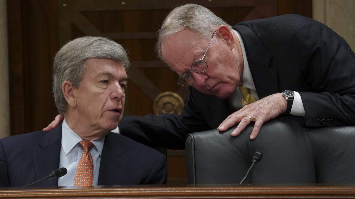 Sen. Roy Blunt, R-Missouri., left and Sen. Lamar Alexander, R-Tennessee., talk during a hearing to review Department of Education’s Fiscal Year 2019 funding request, June 5, 2018.