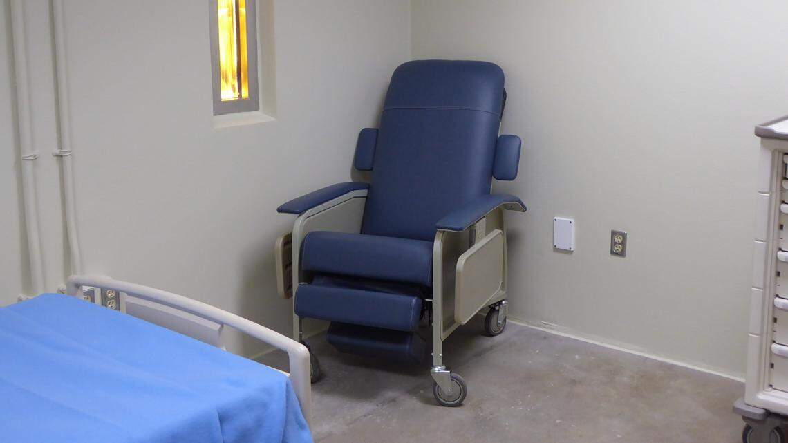 Alleged al-Qaida commander taken by ambulance from Guantánamo war court