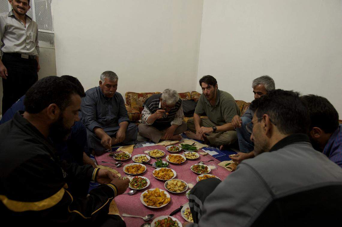 Cena con el Ejército Sirio Libre tras cruzar a Siria, el 23 de mayo de 2012.