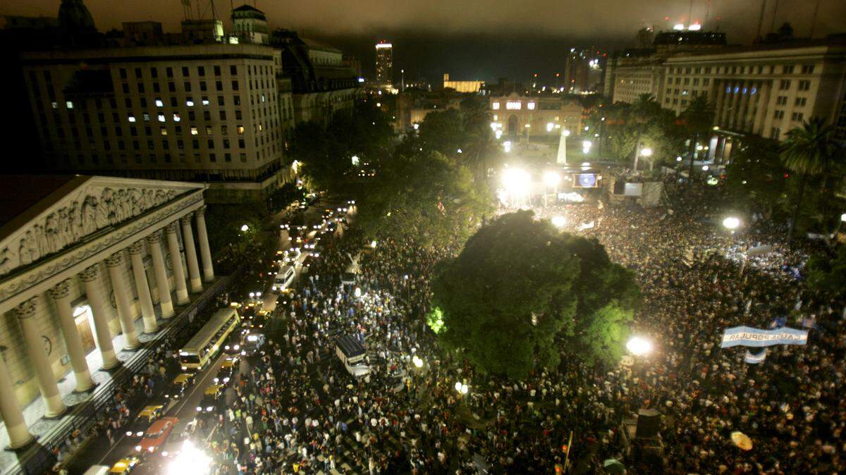 Argentines gather outside Government House in Buenos Aires during a nighttime vigil in 2006 to mark the 30th anniversary of the 1976 military coup. At least 13,000 people are officially listed as disappeared or dead during the “Dirty War” that right-wing military officers waged on political dissidents after the coup.
