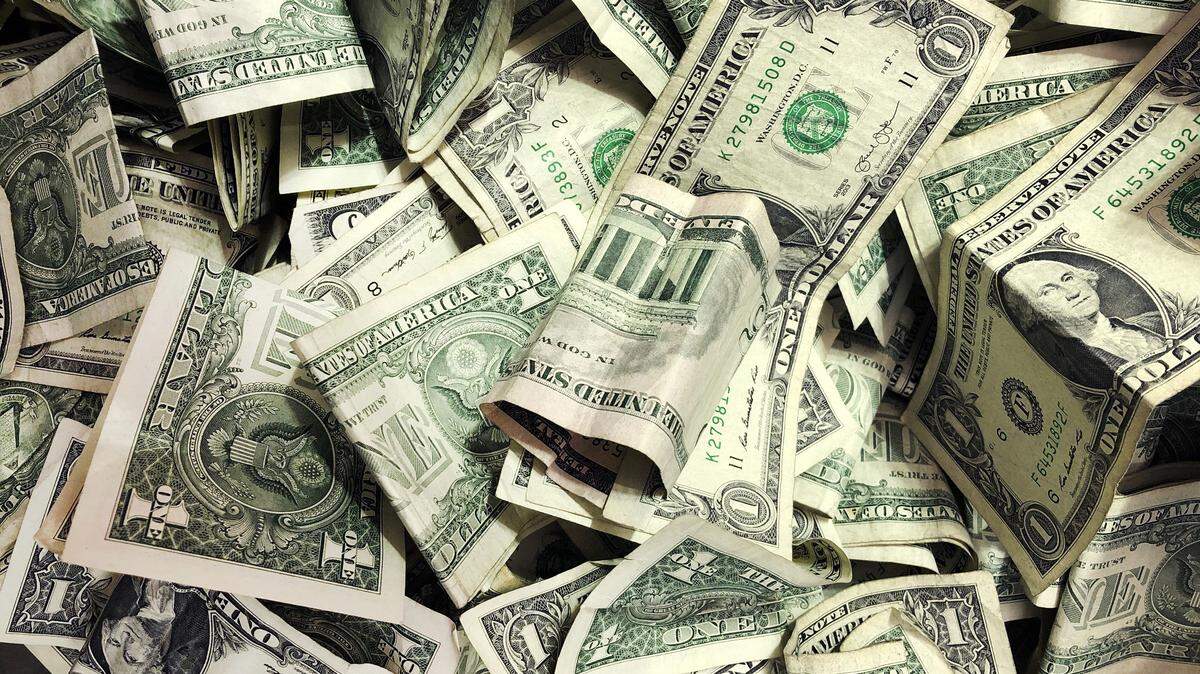 A Pennsylvania woman is suing a gaming manufacturer in New Jersey, alleging she was cheated out of a $100,000 jackpot while playing an online slot game.
