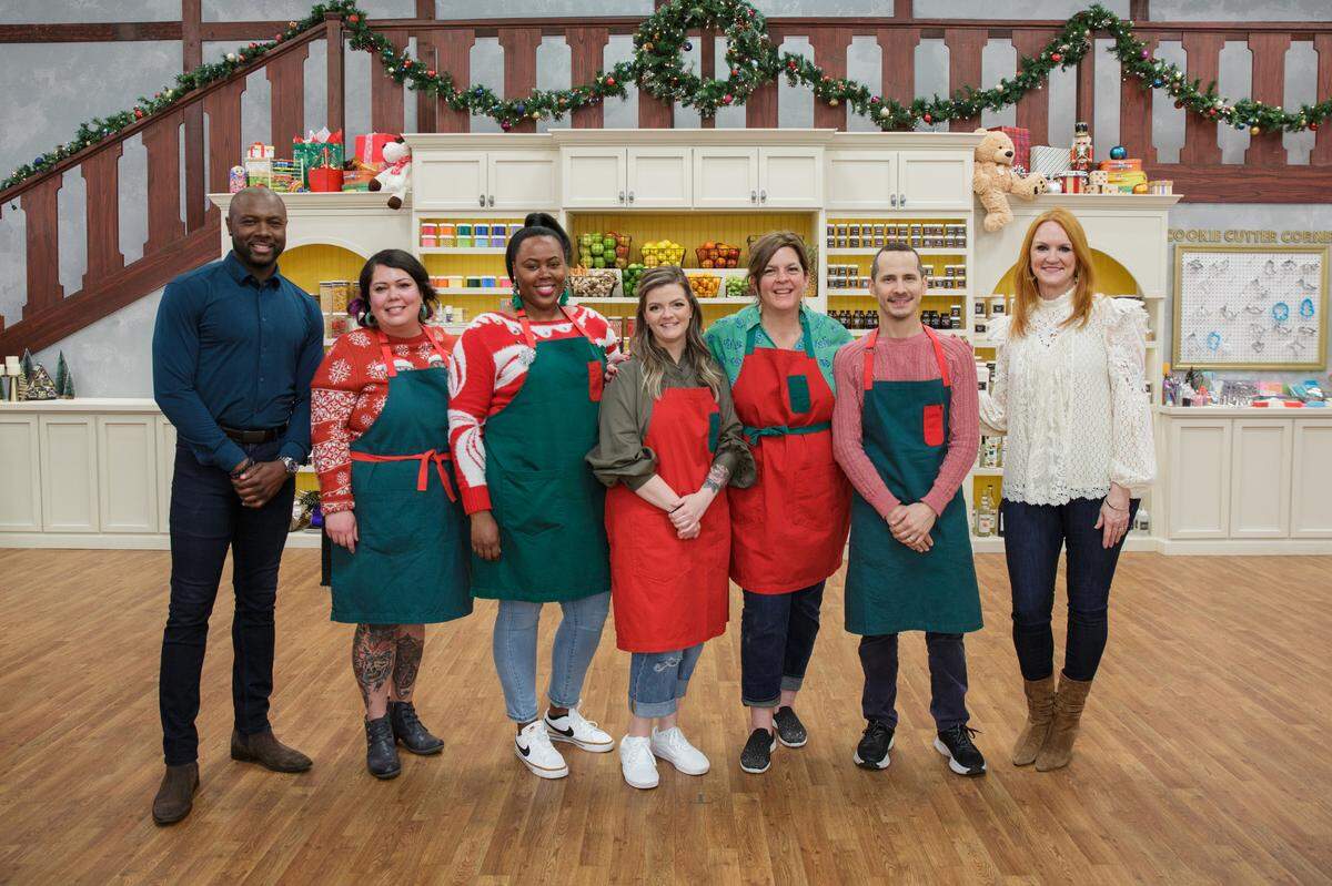 Hosts Eddie Jackson and Ree Drummond along with contestants Andrea, Breanna, Gerryanne, Lauren and Fred, as seen on Christmas Cookie Challenge.