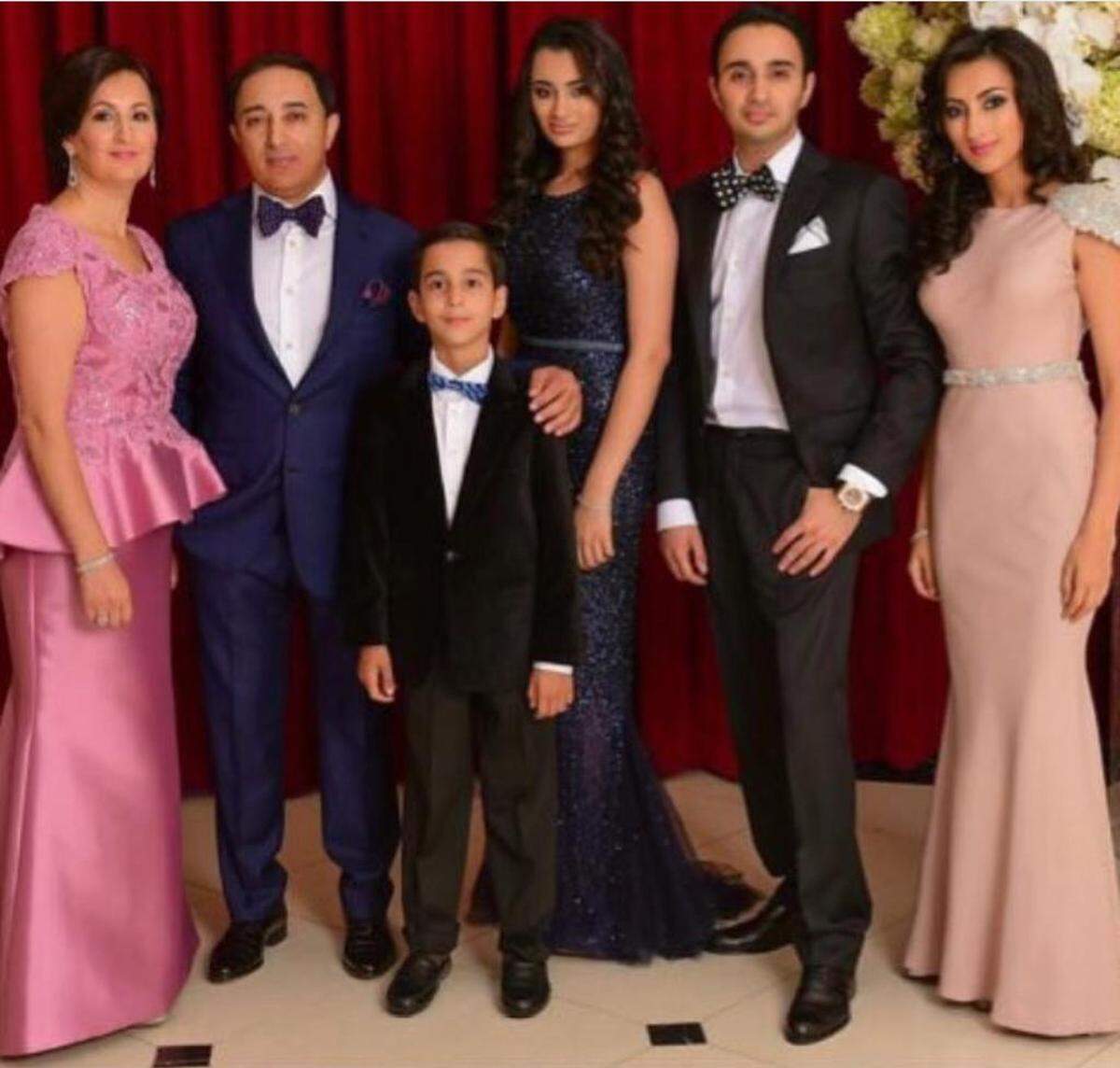Mark Allayev con su familia.