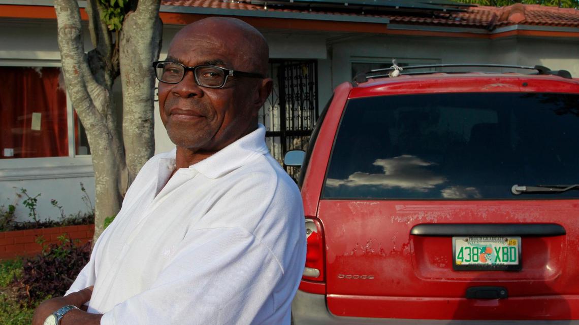 Julnor Jean, de 82 años, instaló paneles solares en su casa en Miami-Dade a través de un programa llamado PACE. Aunque el programa permite a los propietarios hacer mejoras en sus casas sin importar sus ingresos, también los puede afectar financieramente.