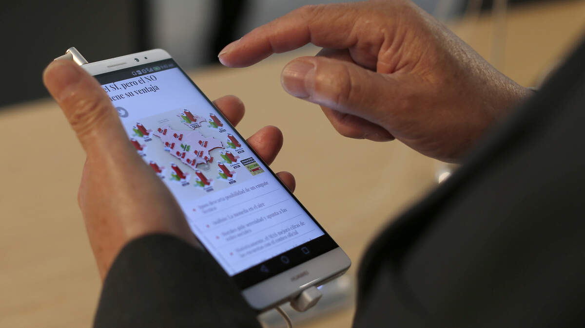 A man checks the Huawei Honor 5X during Mobile World Congress wireless show in Barcelona, Spain, Tuesday, Feb. 23, 2016. Along with other Chinese phone makers such as Huawei and Xiaomi, Chinese brands have surpassed Samsung in China and are encroaching on Apples turf. (AP Photo/Manu Fernandez)