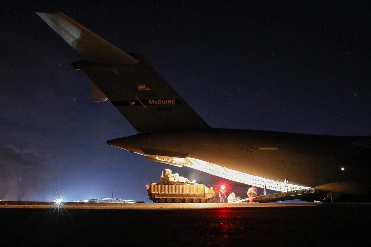 U.S. Soldiers from the 2nd Platoon, Alpha Company, 1/163rd Combined Arms Battalion, unload M2A3 Bradley fighting vehicles off a U.S. Air Force C-17 Globemaster in northeast Syria on Jan. 31, 2022. (U.S. Army photo by Spc. William Gore)