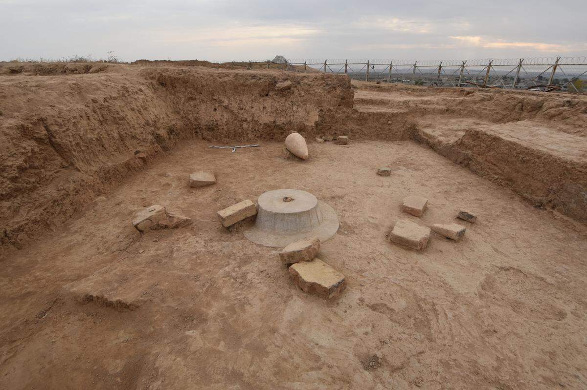 The stone column base and other fragments found at the palace.