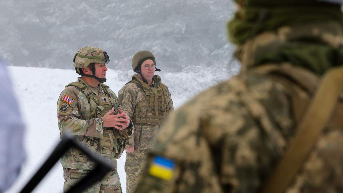 Joint Multinational Training Group-Ukraine’s senior enlisted leader, Command Sgt. Maj. Jasen Pask, conducts a training session.