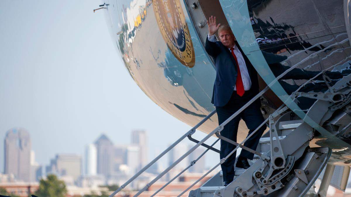 President Donald Trump waves as he boards Air Force One to depart Dallas Love Field airport, Thursday, May 31, 2018, in Dallas.
