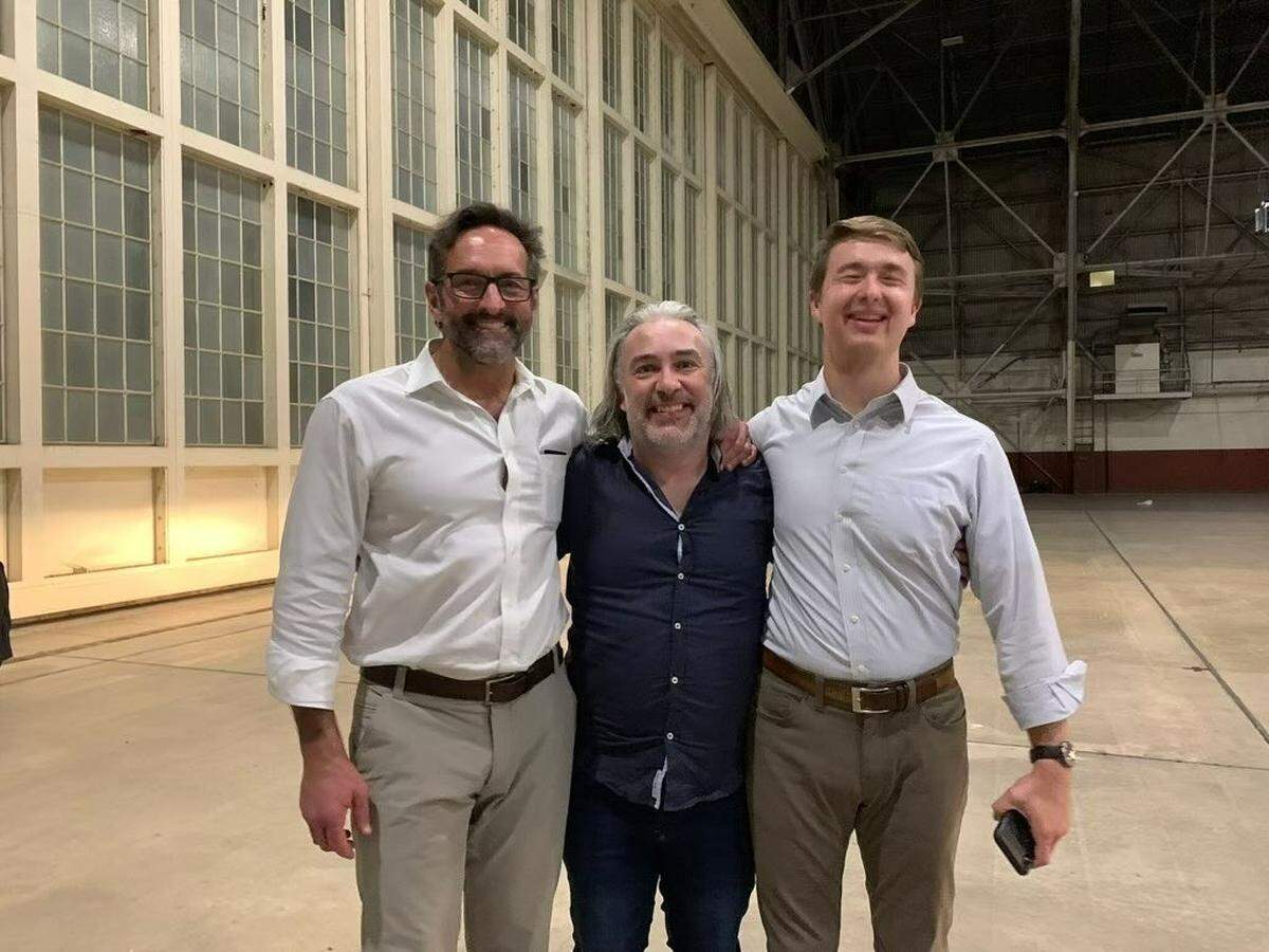Matthew Heath, un ex infante de marina de los EE. UU., en un hangar militar de los EE. UU. en Texas el 1 de octubre después de haber sido liberado por Venezuela ese día en un intercambio de prisioneros con los Estados Unidos. En la foto, de izquierda a derecha: Roger Carstens, enviado especial de EE. UU. para asuntos de rehenes; Brezo; Evan Berlanti, asistente especial del Departamento de Estado.