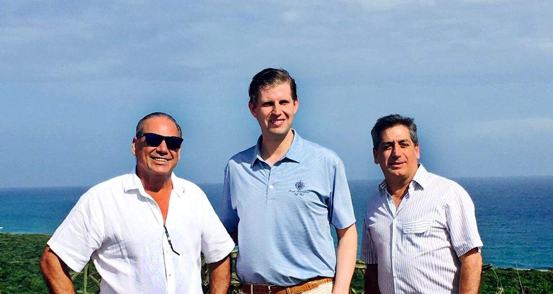 Eric Trump (centro) posa con Ricardo y Fernando Hazoury. La familia Hazoury está urbanizando el proyecto Cap Cana en el extremo oriental de República Dominicana. La Organización Trump demandó a Cap Cana y a la familia Hazoury por derechos impagos en su alianza para el proyecto Trump Farallon Estates, pero reanudaron su relación de negocios en 2017.