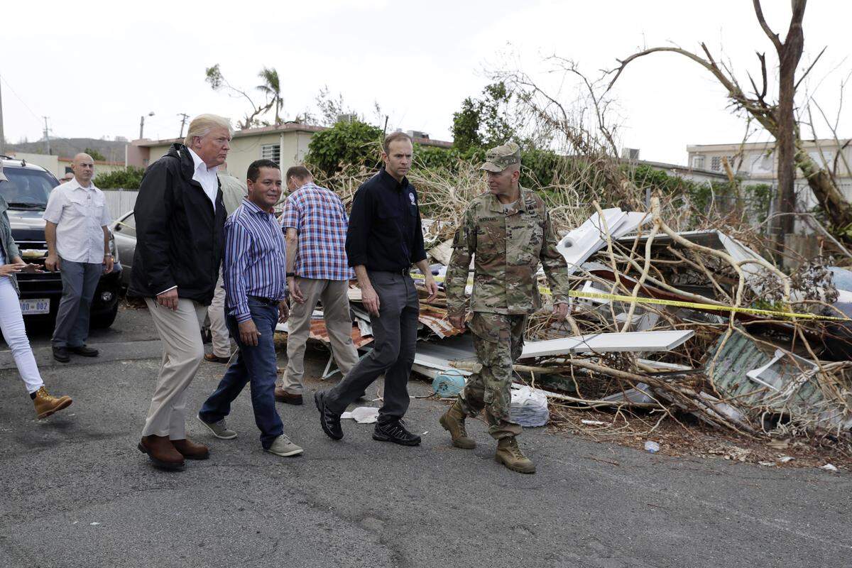 El presidente Donald Trump visita Puerto Rico para ver de primera mano los daños y los esfuerzos de recuperación en un vecindario de Guaynabo, en una imagen del 3 de octubre de 2017.