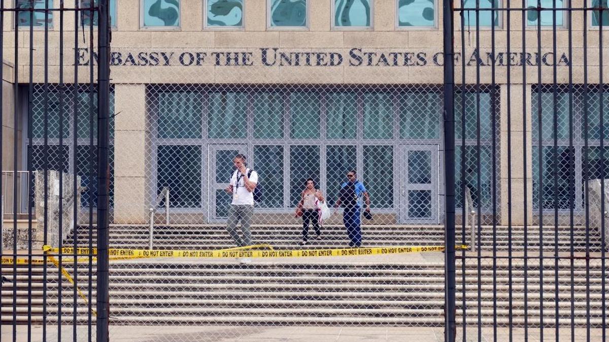 Trabajadores en la embajada de los Estados Unidos en La Habana salen del edificio el viernes por la tarde, 29 de septiembre de 2017.