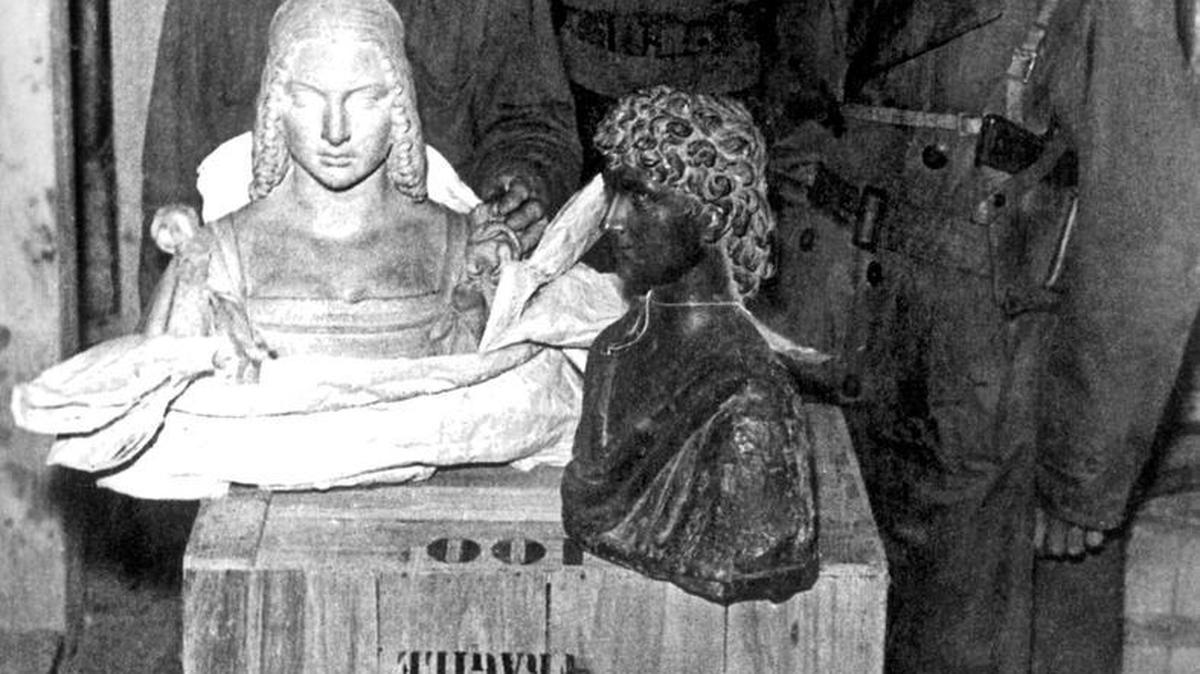 Austria: 1945. Nazi War Loot in Altaussee. US army with looted art treasure in Austrian Salt mine.
