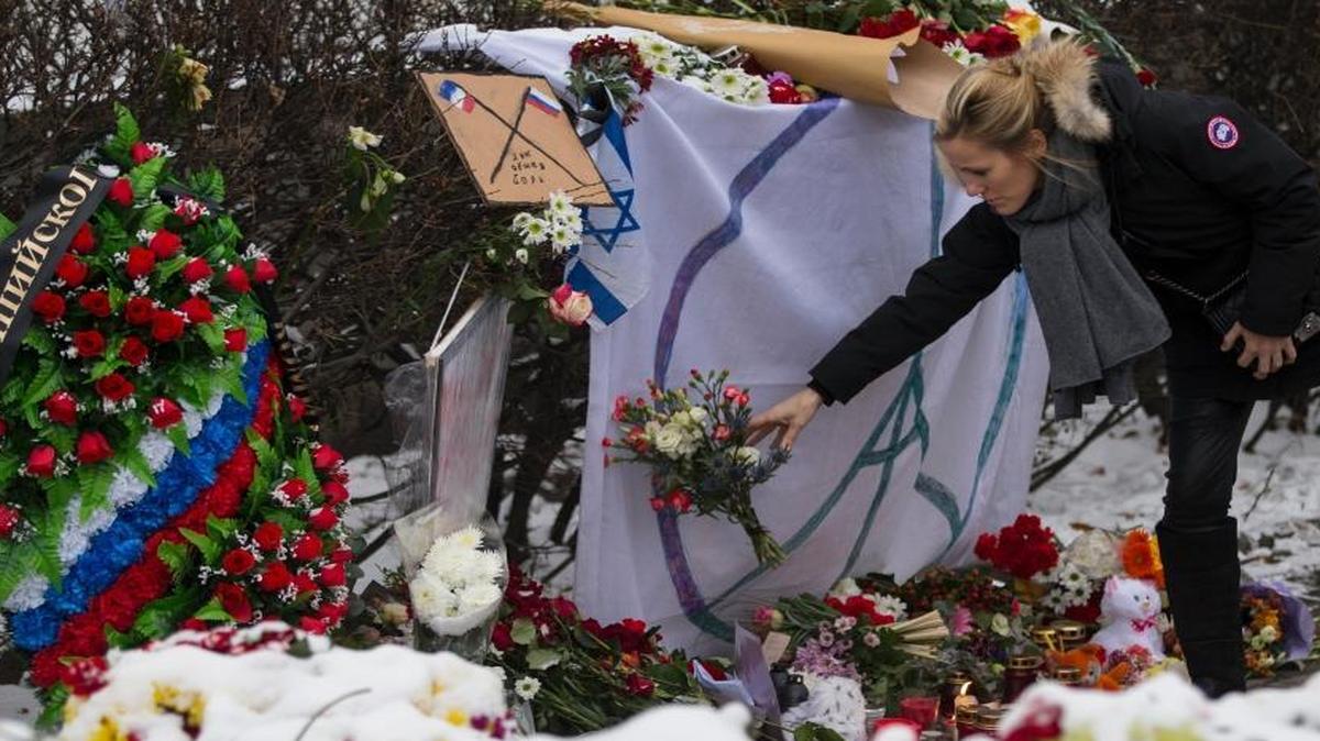 A woman placed flowers in front of the French embassy in Moscow on Monday. France and Russia have voiced new solidarity against the Islamic State, a partnership likely to draw the United States and Russia closer.