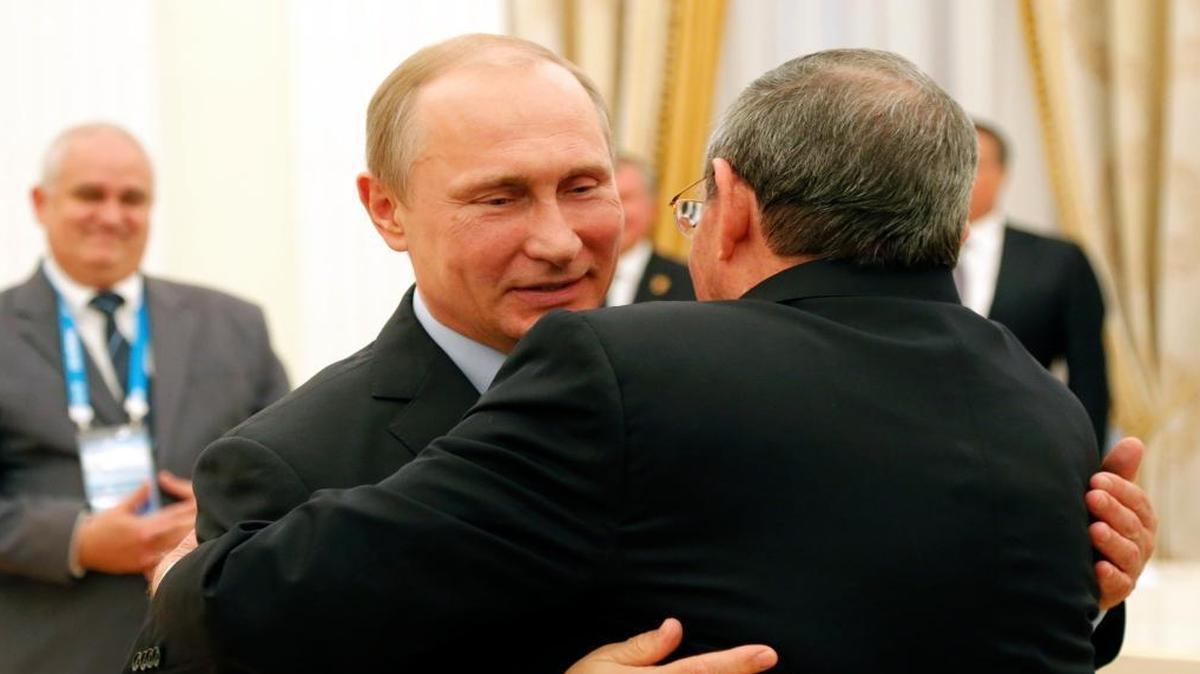 Russian President Vladimir Putin and Cuban President Raul Castro, right, embrace each other during their meeting in the Kremlin in Moscow, Thursday, May 7, 2015.