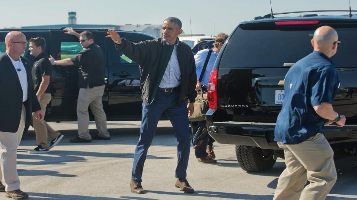 President Barack Obama waves as he walks across the tarmac to board Air Force One at St. Lucie International Airport, Sunday, March 29, 2015, in Fort Pierce, Fla. Obama is returning to Washington after a weekend getaway at the Floridian National Gold Golf Course, an the upscale resort where he once caused a stir by hitting the links with Tiger Woods.