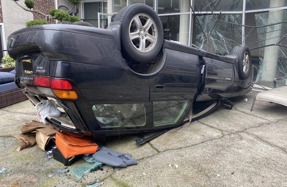 This photo shows the wreck and the broken metal barrier.