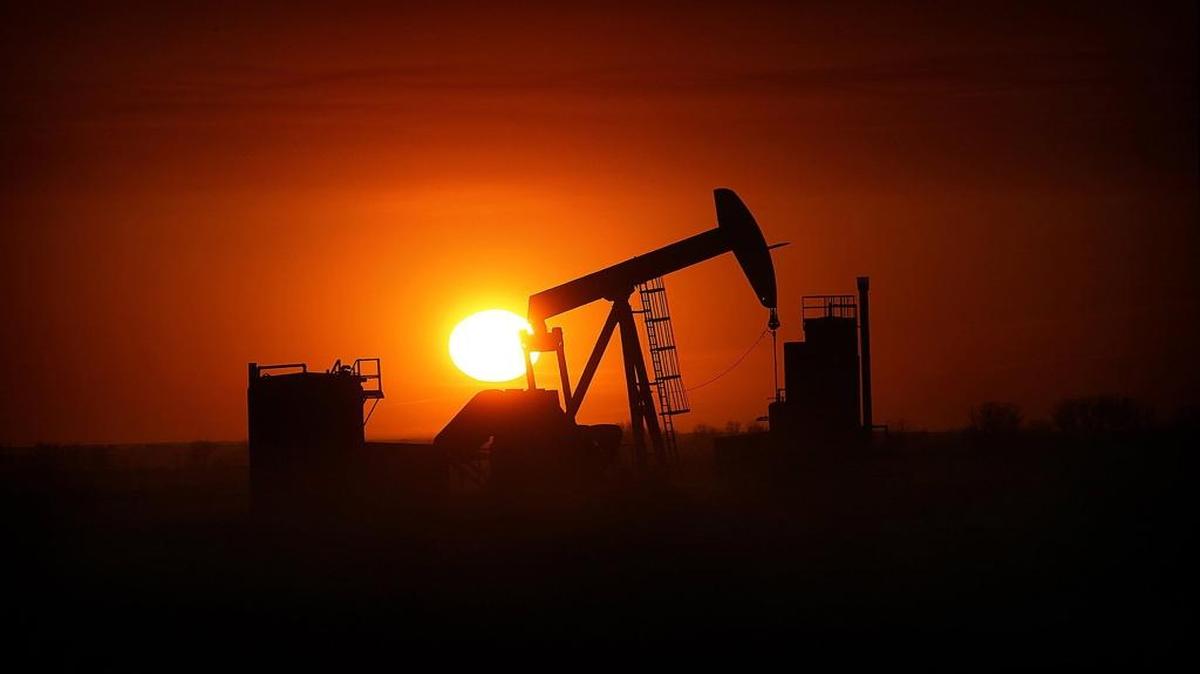 
The sun sets over the Bakken Oil Formation, behind an oil well near Williston, N.D. Dozens of drilling rigs dot the North Dakota landscape in the Williston Basin and the Bakken Oil Formation. (Jim Gehrz/Minneapolis Star Tribune/MCT)
