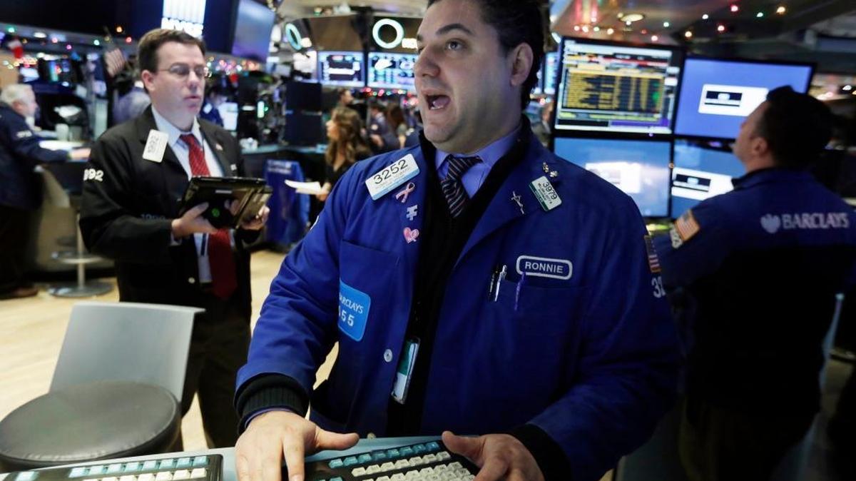 Specialist Ronnie Howard, center, works on the floor of the New York Stock Exchange, Tuesday, Jan. 5, 2016. December’s U.S. jobs report adds to intrigue about the economy.
