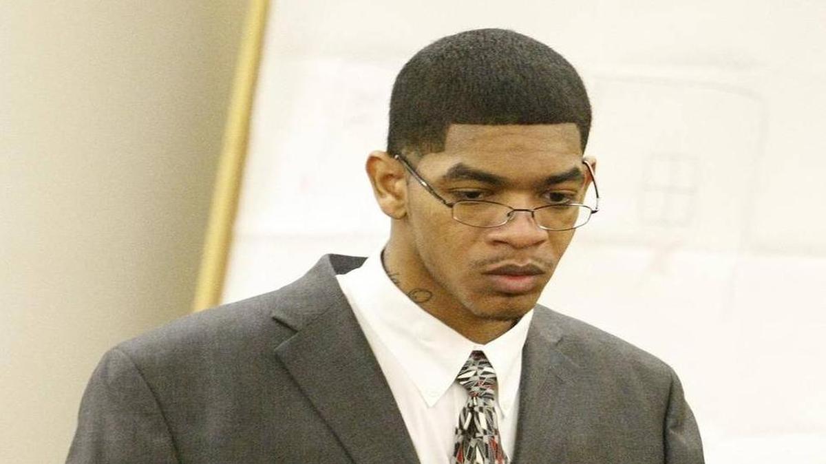 Erick Davila enters the courtroom in his capital murder trial in Fort Worth in 2009.