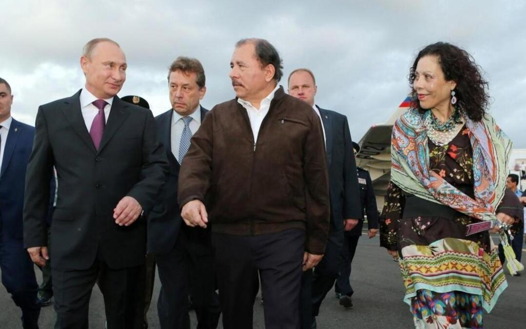 Nicaraguan President Daniel Ortega and first lady Rosario Murillo (center and right) walk with Russia's President Vladimir Putin (left) upon his arrival at the international airport in Managua, Nicaragua on July 11, 2014.