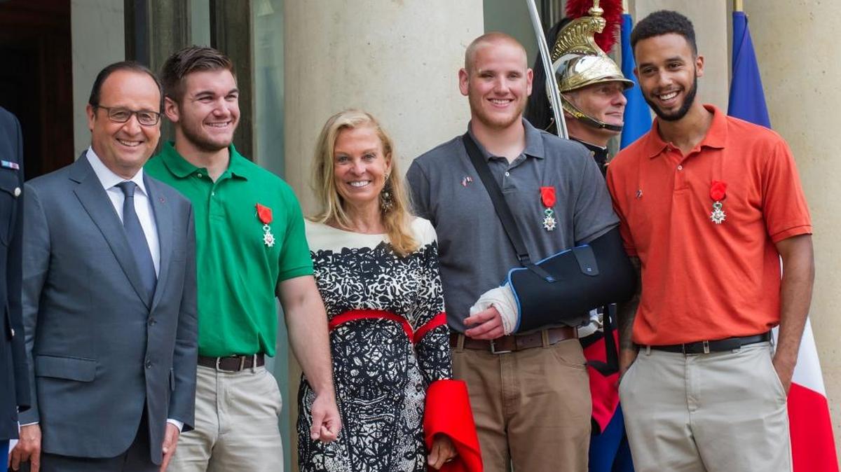 
From left, French President Francois Hollande, U.S. National Guardsman from Roseburg, Ore., Alek Skarlatos, U.S. Ambassador to France Jane D. Hartley, U.S. Airman Spencer Stone and Anthony Sadler, a senior at Sacramento State University in California, pose for photographers as they leave the Elysee Palace in Paris, France, after Hollande awarded the three men with the French Legion of Honor on Monday, 
