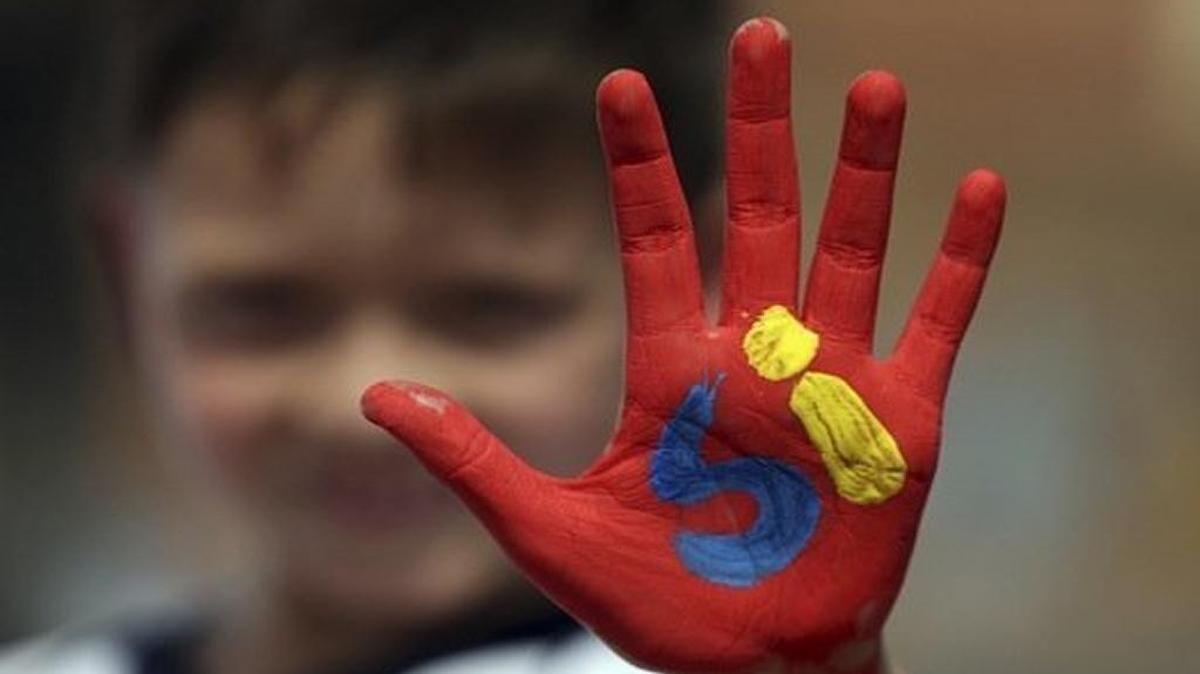 A small boy at a pre-election rally outside Bogotá made clear he's for peace.