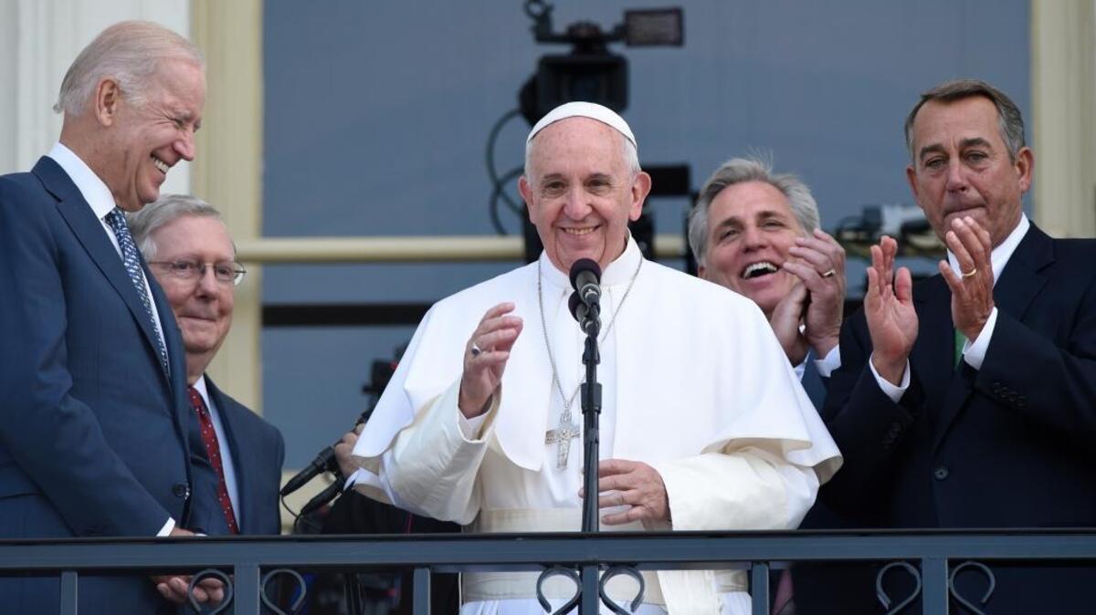 
Pope Francis, center, waves to the crowd on Capitol Hill as he stands with Vice President Joe Biden, left, Senate Majority Leader Mitch McConnell of Ky., second from left, House Majority Leader Kevin McCarthy of Calif., second from right and House Speaker John Boehner of Ohio, right, as they stand on the Speaker's Balcony on Capitol Hill, Thursday, Sept. 24, 2015. 
