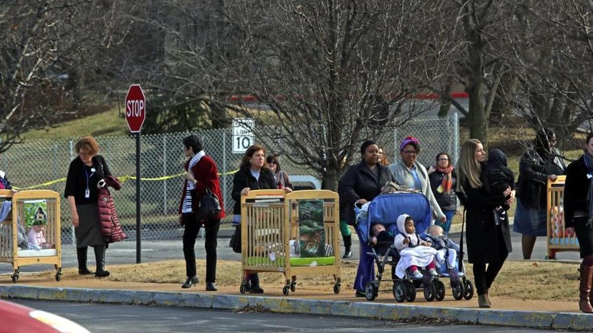 Adults and children return to St. Louis Jewish Community Center on Wednesday, Jan. 18, 2017, in St. Louis, Mo., after canine units cleared the building.