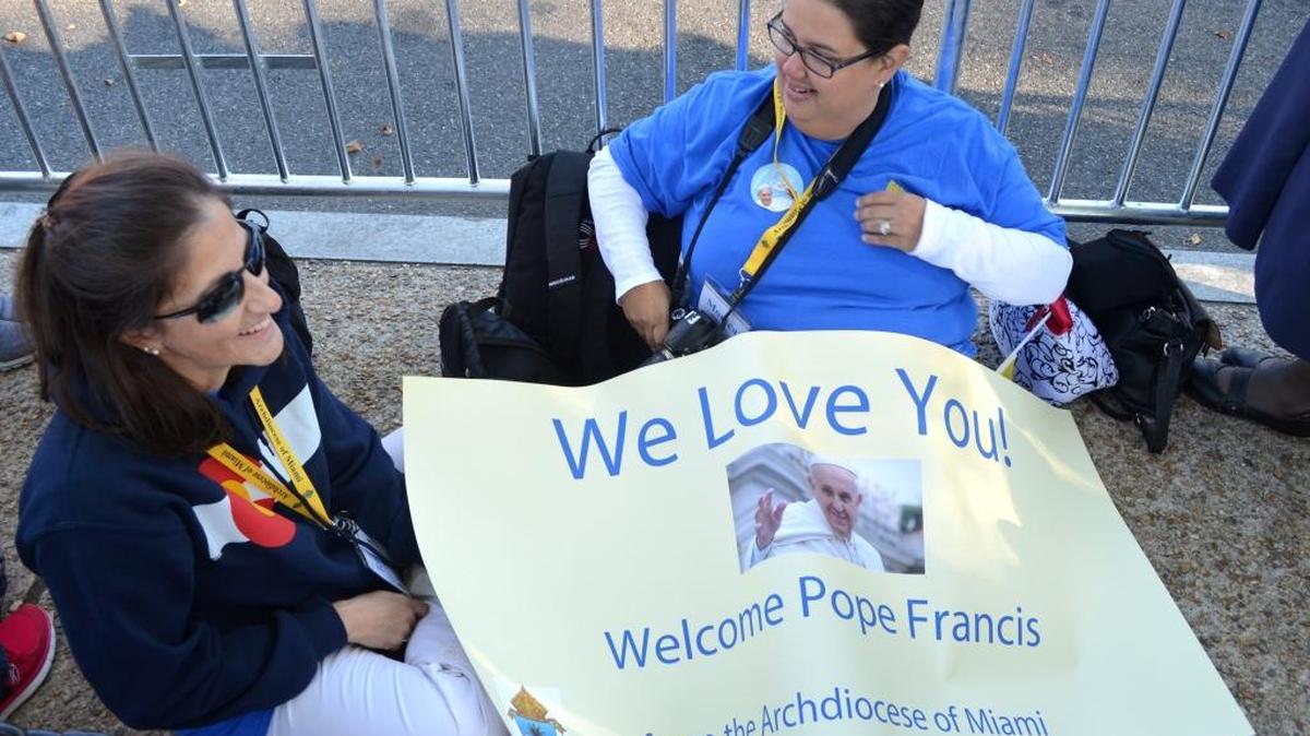 
Teresita Gonzalez and Monica Lauzurique prepare for the arrival of Pope Francis in Washington, D.C., on Sept. 23, 2015. Both were part of a group, organized by the Archdiocese of Miami, that rode a bus through the night to be in position for the pope’s visit. 
