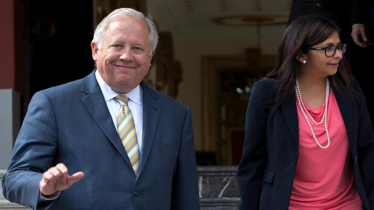 U.S. diplomat Thomas Shannon, left, smiles towards the press as he walks with Venezuela's Foreign Minister Delcy Rodriguez, after a private meeting with President Nicolas Maduro at Miraflores Presidential Palace in Caracas, Venezuela, Wednesday, June 22, 2016.