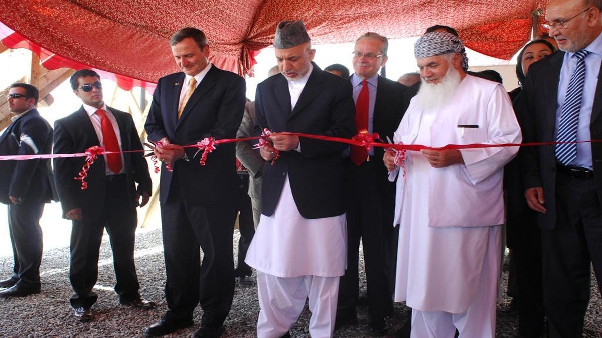 
Afghan President Hamid Karzai (center) opens the first block of the Tarakhil Power Plant at Kabul on Aug. 5, 2009. Minister of Energy and Water Ismail Khan and U.S. Ambassador Karl Eikenberry also participated in the ceremony.
