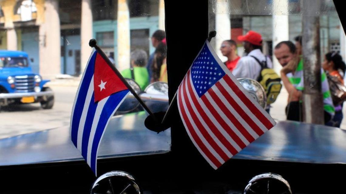 Las banderas en miniatura que representan a Cuba y los Estados Unidos se muestran en el tablero de un clásico automóvil estadounidense en La Habana en marzo.