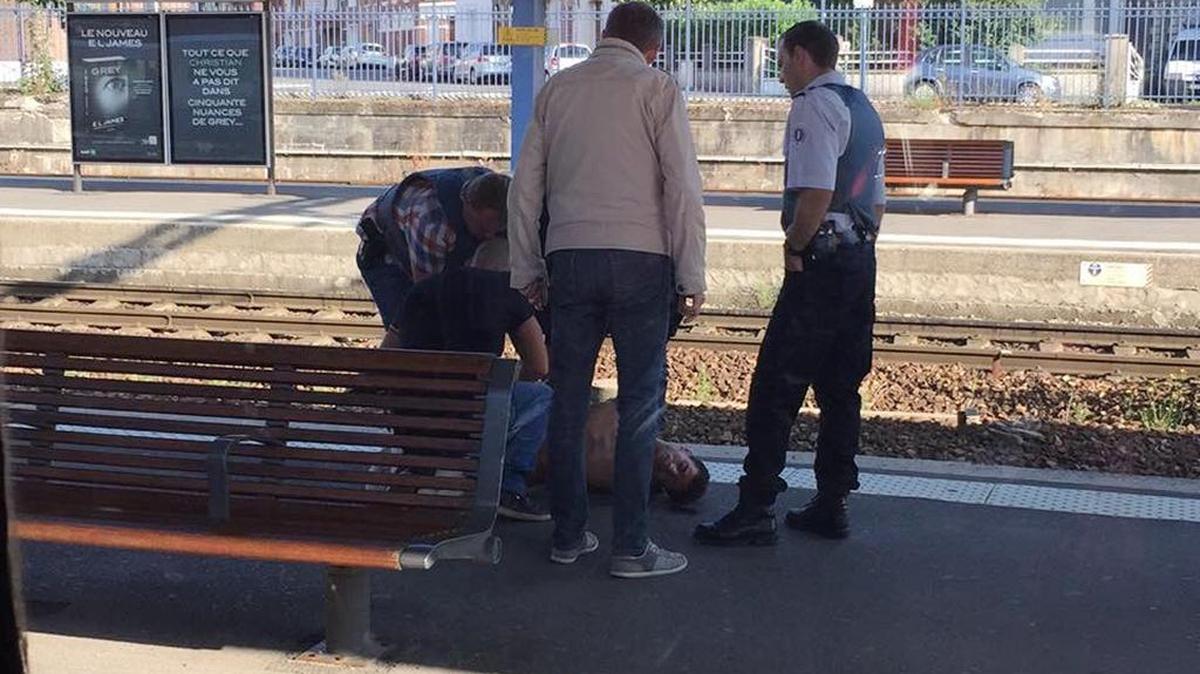 
Police detain a man on a high-speed train platform after Friday’s incident. The photo was provided by a passenger. 
