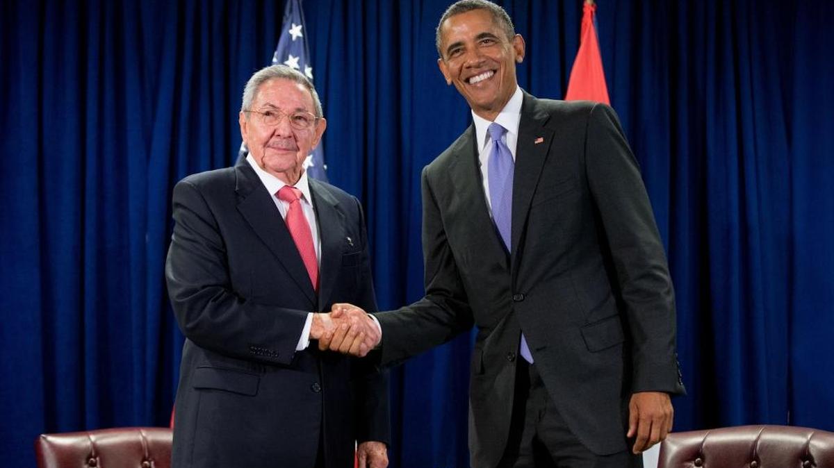
President Barack Obama and Cuban President Raul Castro shake hands for members of the media before a bilateral meeting, Tuesday, Sept. 29, 2015, at the United Nations headquarters. (AP Photo/Andrew Harnik)
