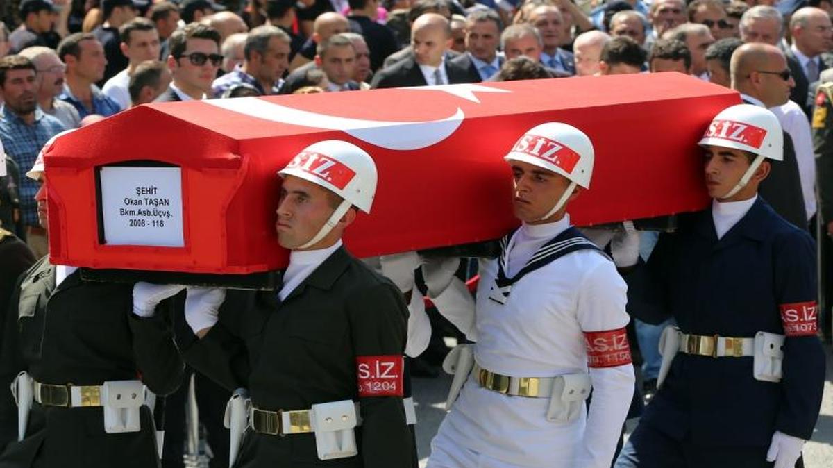 
Turkish soldiers on Thursday carried the coffin of a Turkish army officer killed Sunday in a Kurdish rebel attack. The funeral in Ankara was attended by President Recep Tayyip Erdogan.
