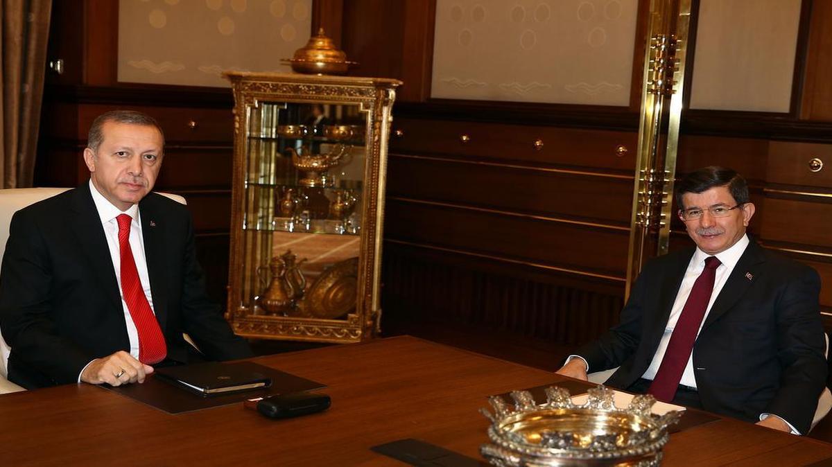 
Turkish President Recep Tayyip Erdogan (left) with Prime Minister Ahmet Davutoglu before a meeting in Ankara, Turkey, on Tuesday, Aug. 25, 2015. Davutoglu’s office denied Tuesday that Turkey had tipped off the Nusra Front about the movement of U.S.-trained Syrian rebels. 
