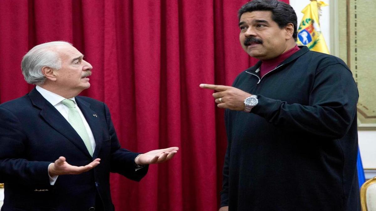 Colombia's former President Andres Pastrana, left, and Venezuela's President Nicolas Maduro talk before the start of a private meeting at Miraflores presidential palace in Caracas, Venezuela, Saturday, Dec. 5, 2015. Pastrana met with Maduro as a representative of Venezuela's opposition coalition, Mesa de Unidad, or MUD, ahead of the country’s congressional election.