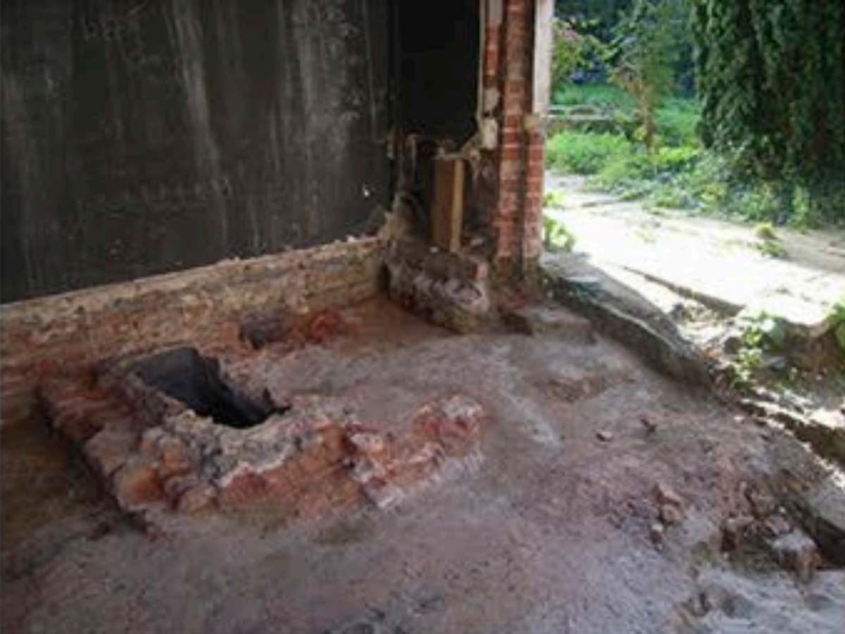 The entrance to the vertical shaft found during renovation at Nieuwstraat 7 in Tielt