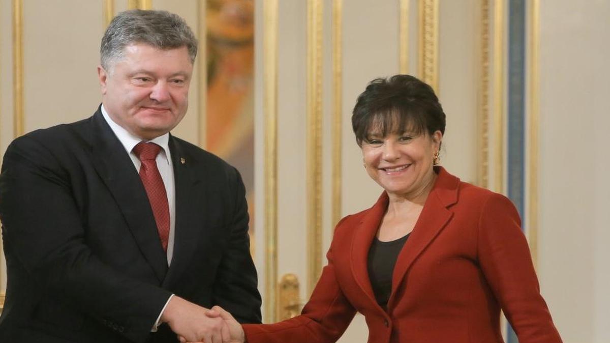 Ukrainian President Petro Poroshenko welcomed U.S. Commerce Secretary Penny Pritzker in Kiev on Monday.