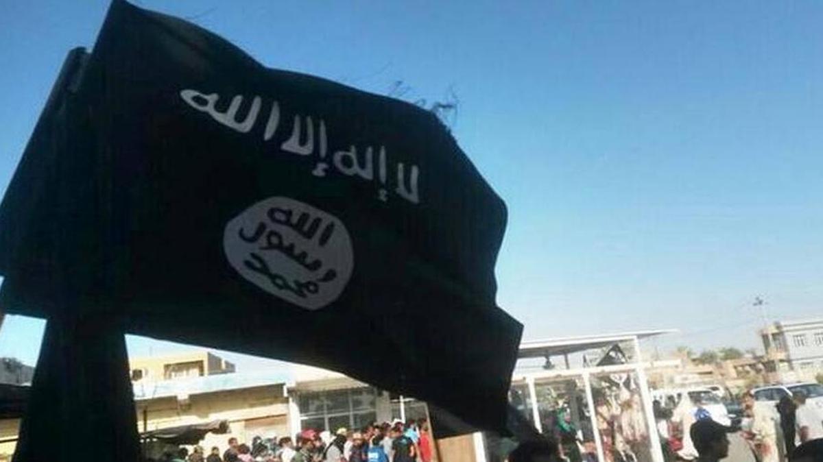
An Islamic State flag flutters over Fallujah, Iraq. Despite an anti-Islamic State rebel group’s claim that it’s assisted hundreds of unhappy foreign fighters to defect, there’s little sign, analysts say, that those defections have hurt the Islamic State’s capabilities.

