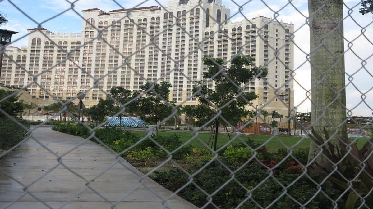 A chain-link fence blocks access to the Baha Mar resort on Cable Beach near Nassau, The Bahamas, on Oct. 14, 2015. The Chinese-financed resort is in court-ordered liquidation and has twice postponed its grand opening. The complex is to have four hotels, at least 40 restaurants and a massive casino.