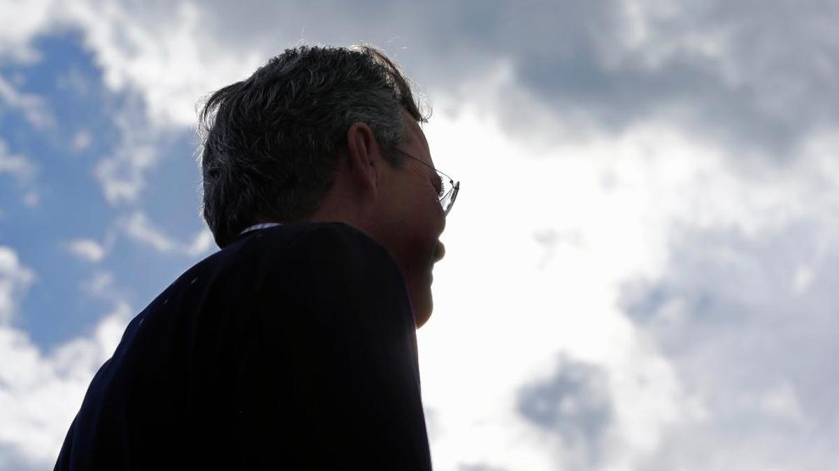 Republican presidential candidate, former Florida Gov. Jeb Bush addresses a gathering during a campaign stop outside Geno's Chowder and Sandwich Shop in Portsmouth, N.H., Thursday, Oct. 29, 2015.