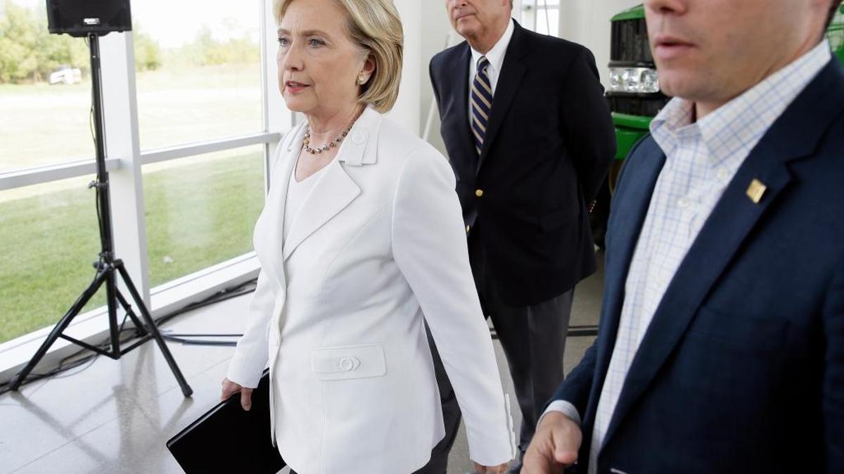
Democratic presidential candidate Hillary Rodham Clinton, accompanied by Agriculture Secretary Tom Vilsack, center, walks off the stage after a news conference at the Des Moines Area Community College, Wednesday, Aug. 26, 2015, in Ankeny, Iowa. 
