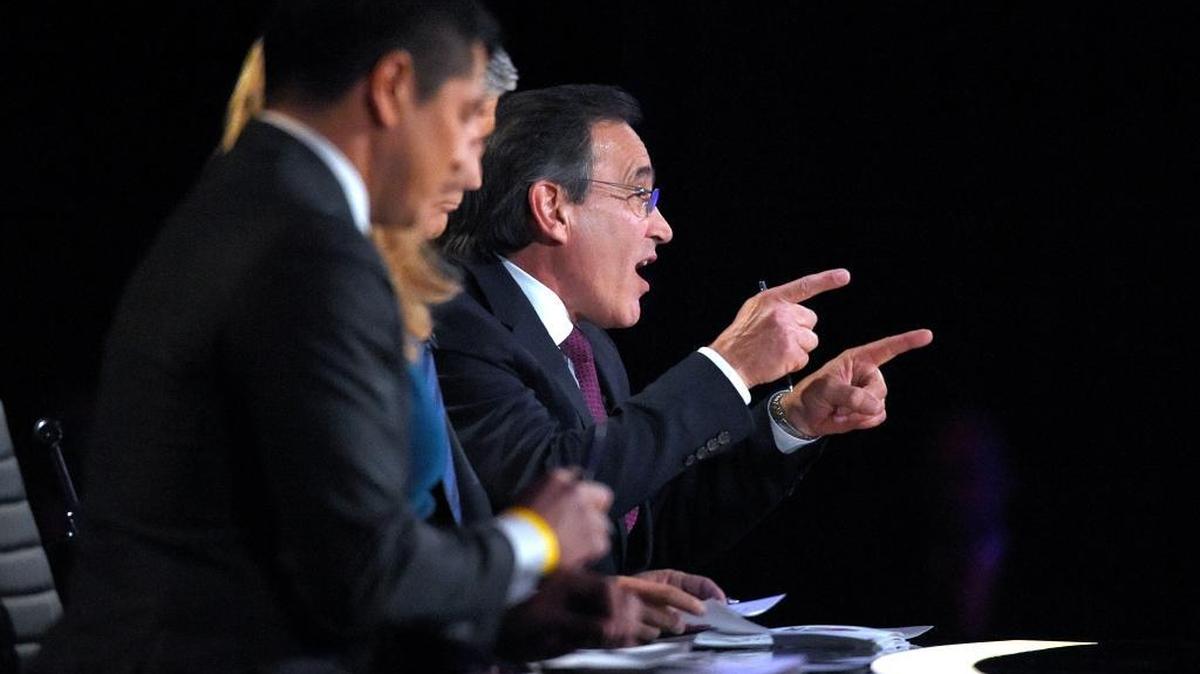 CNBC on-air editor Rick Santelli asks a question during the CNBC Republican presidential debate at the University of Colorado.