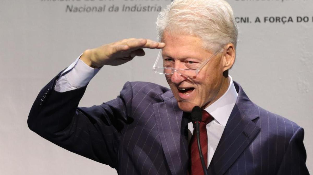 Former U.S. President Bill Clinton attends the closing session of the National Industry Meeting, in Brasilia, Brazil, Thursday, Nov. 12, 2015. The annual convention of the Brazilian industry gathers about two thousand businessmen. On Monday, Clinton began a Latin America tour that also included stops in El Salvador, Panama and Peru.