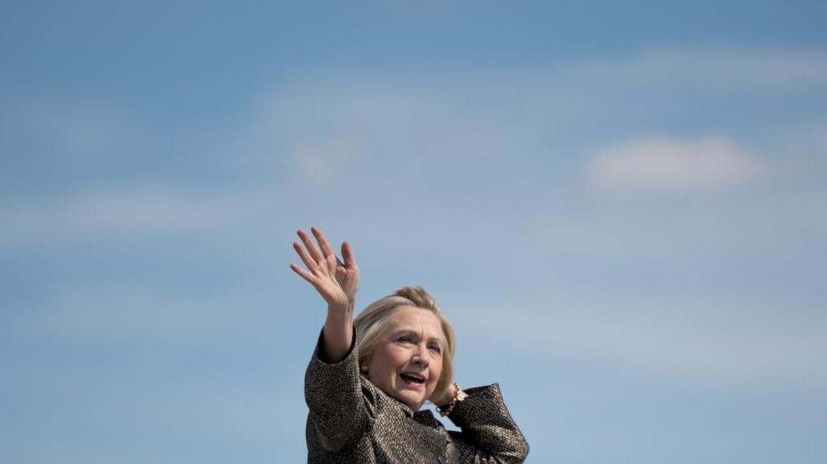 Michael Chertoff, the lead Republican prosecutor in the congressional Whitewater investigation, is backing Hillary Clinton, he said in an interview published by Bloomberg News Monday.