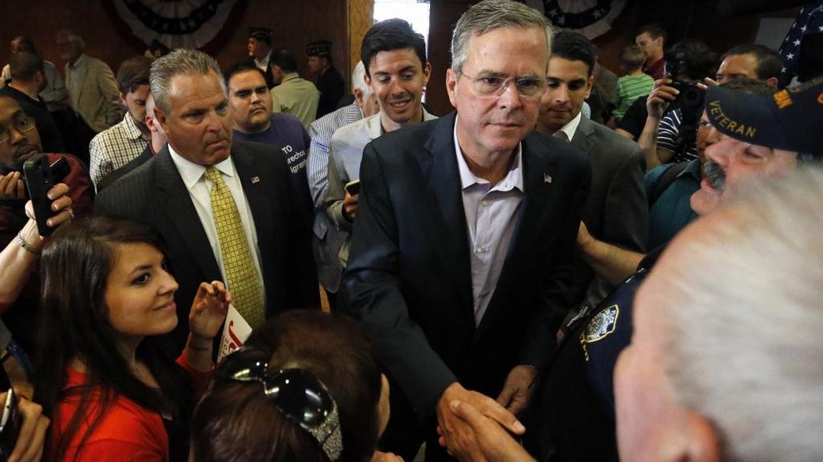
Iowa Republicans are embracing candidates who haven’t held public office, creating a problem for Jeb Bush and others with close ties to the Republican establishment.
